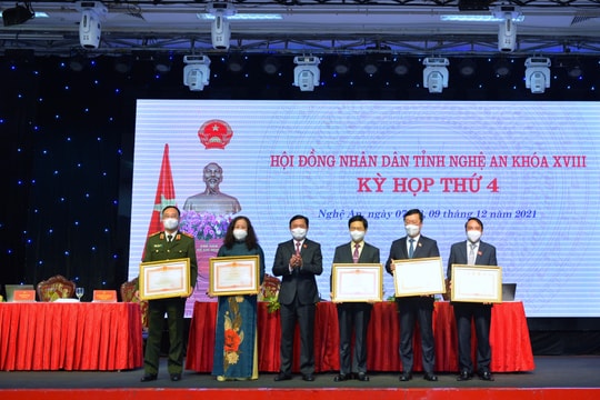 5 tập thể và 5 cá nhân được tặng Bằng khen trong công tác bầu cử đại biểu Quốc hội