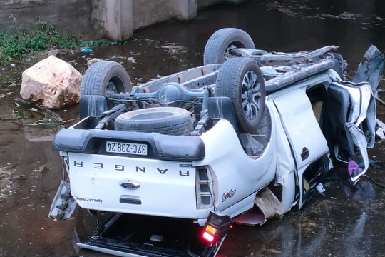 Xe bán tải lao xuống mương phơi bụng, 4 người thương vong