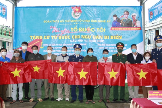 Bộ CHQS tỉnh tặng cờ, khẩu trang và trao quà ngư dân khó khăn thị xã Cửa Lò