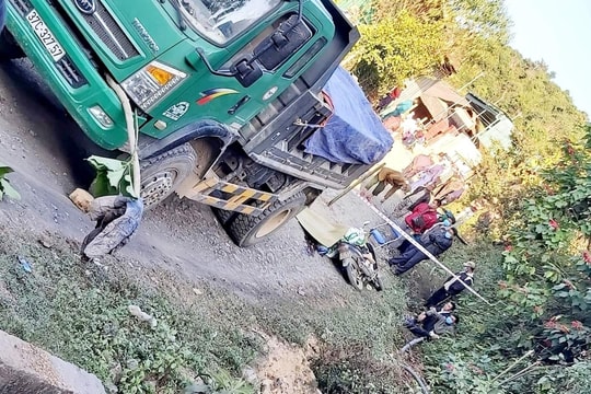 Va chạm xe tải trên đường chở lúa về nhà, người đàn ông tử vong thương tâm