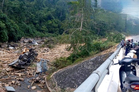 Lật xe chở keo, 3 người thương vong