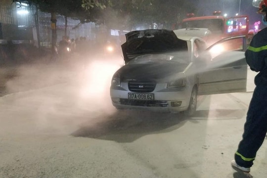 Xe Kia Morning bốc cháy gần cửa hàng xăng dầu