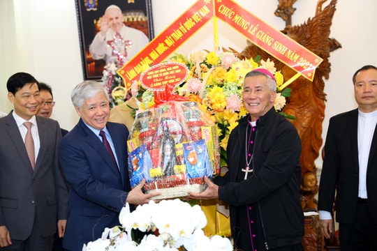 Chủ tịch Ủy ban Trung ương Mặt trận Tổ quốc Việt Nam chúc mừng Giáng sinh Giáo phận Vinh