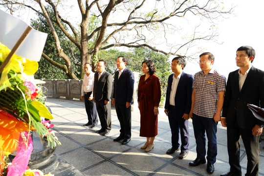 Đồng chí Nguyễn Văn Nên và đoàn công tác tưởng niệm Bà Hoàng Thị Loan, thân mẫu Bác Hồ