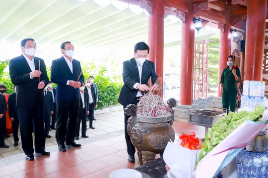 Các đồng chí lãnh đạo Đảng, Nhà nước dâng hương tại Khu Di tích lịch sử quốc gia Truông Bồn