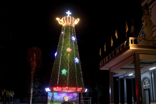 Độc đáo cây thông làm từ hàng nghìn lốp xe chào đón Giáng sinh ở Nghệ An