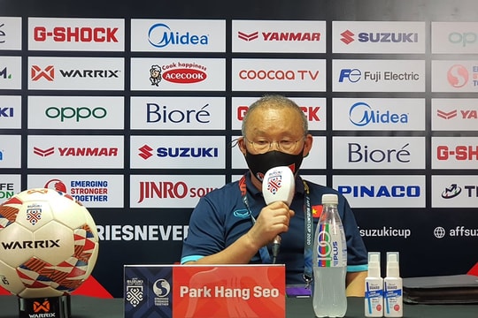 HLV Park Hang-seo lý giải nguyên nhân sử dụng thủ môn Nguyên Mạnh