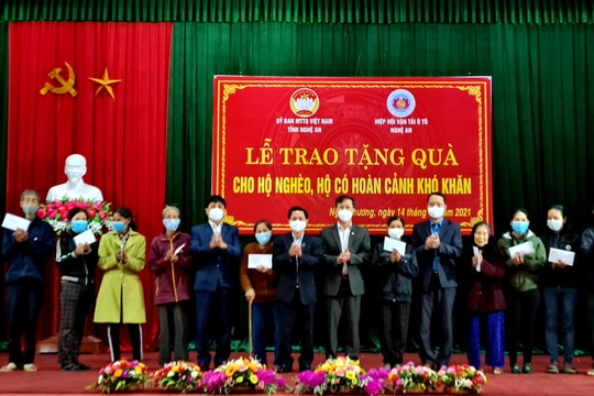 Hiệp hội Vận tải ô tô Nghệ An tặng quà hỗ trợ hộ nghèo ở Nghi Lộc