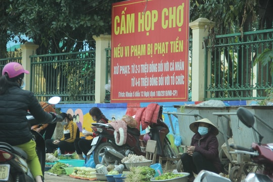 Quế Phong: Tấp nập mua bán cạnh biển cấm họp chợ