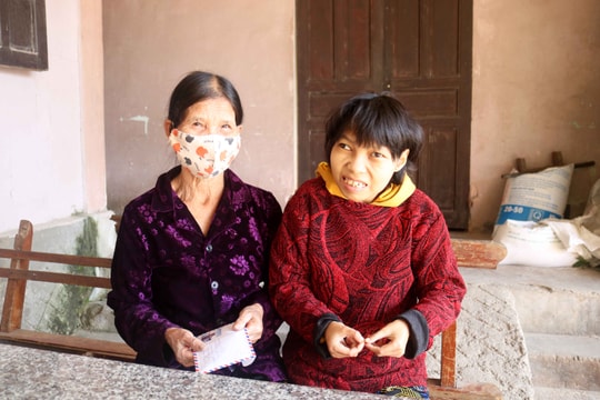 Bạn đọc Báo Nghệ An trao quà hỗ trợ gia đình nuôi 2 con trọng bệnh