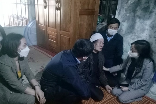 Đoàn đại biểu Quốc hội tỉnh thăm hỏi gia đình các thuyền viên mất tích trên biển