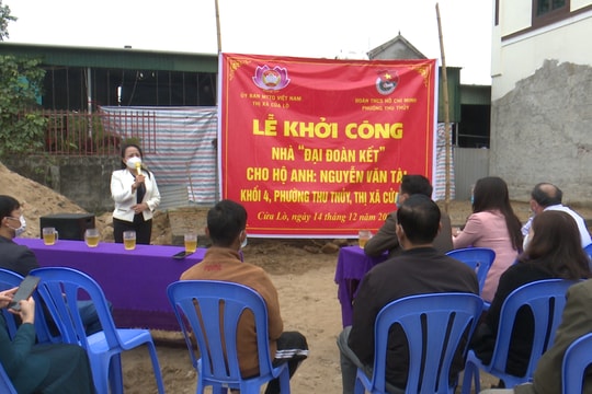 TX. Cửa Lò: Khởi công xây nhà đại đoàn kết cho giáo dân khó khăn, thăm hỏi hộ dân gặp hỏa hoạn 