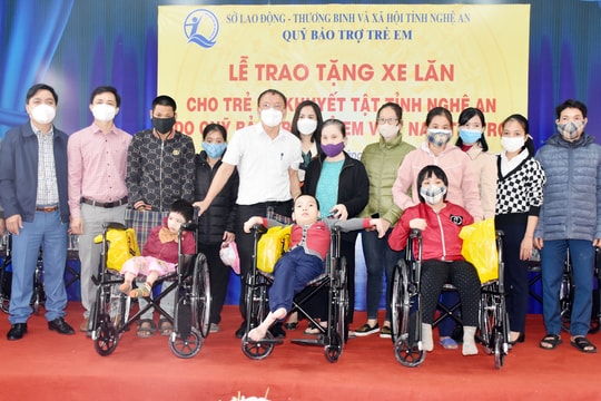 Quỹ Bảo trợ trẻ em tỉnh Nghệ An trao tặng xe lăn cho trẻ em khuyết tật
