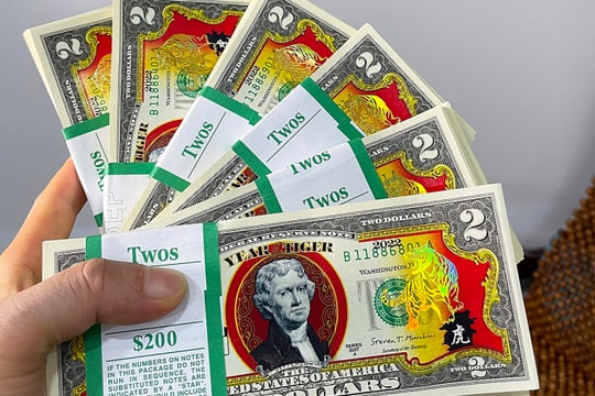 Tiền và bao lì xì hình hổ mạ vàng giá đắt đỏ