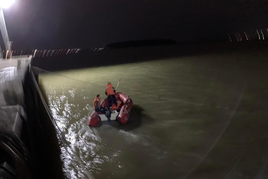 Tìm thấy thi thể cô gái nhảy cầu Bến Thủy trong đêm