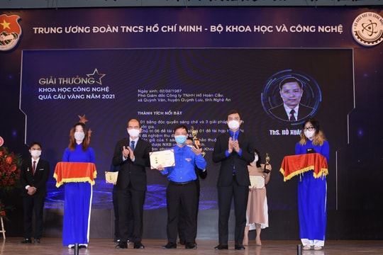 Đại diện Nghệ An nhận Giải thưởng Khoa học công nghệ Quả cầu vàng năm 2021