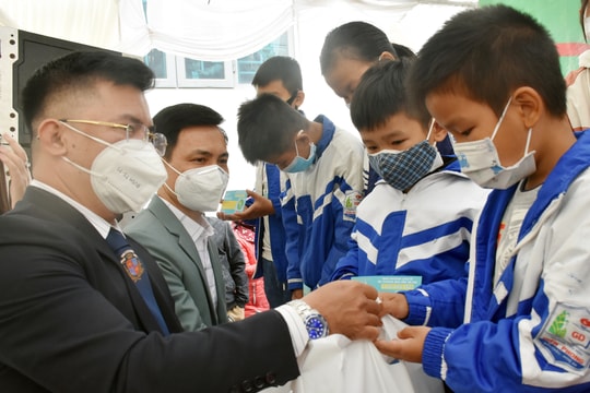 Trao quà cho trẻ em nghèo, vượt khó ở huyện Diễn Châu