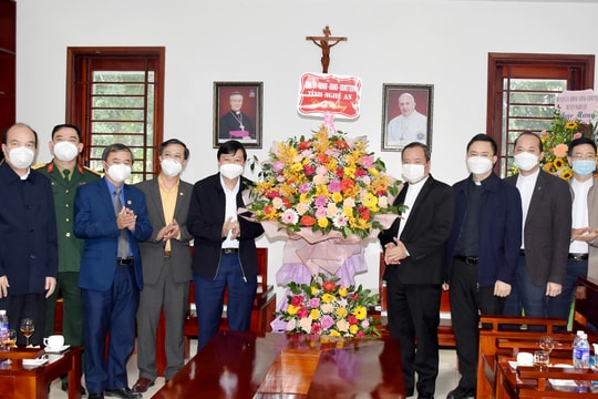 Phó Chủ tịch Thường trực UBND tỉnh chúc mừng Giáng sinh tại Giáo hạt Xã Đoài và Đại chủng viện 