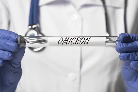 Các nhà khoa học phát hiện Omicron có mối liên hệ với virus trong phòng thí nghiệm