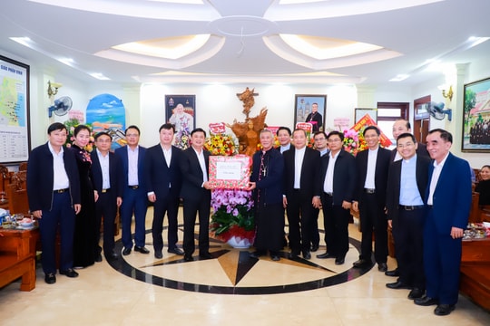 Lãnh đạo tỉnh Nghệ An thăm, chúc mừng Tòa Giám mục Giáo phận Vinh nhân Lễ Giáng sinh 2021