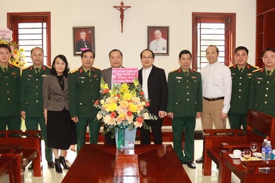 Bộ Chỉ huy Quân sự tỉnh chúc mừng Tòa giám mục giáo phận Vinh và các Giáo xứ