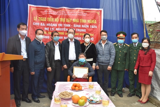 Trao 50 triệu đồng hỗ trợ xây nhà tình nghĩa cho thân nhân liệt sỹ ở Hưng Nguyên