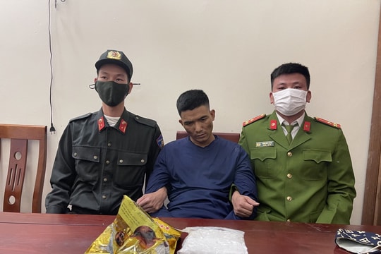 Bắt con nghiện vận chuyển 1kg ma túy đá 