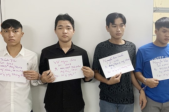 6 thanh thiếu niên đánh đập một cô gái vì nghĩ bị nhìn đểu