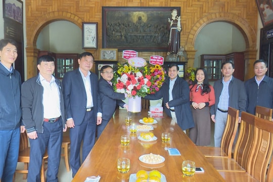 Trưởng ban Dân vận Tỉnh ủy chúc mừng Giáng sinh tại Giáo xứ Làng Rào (Tân Kỳ)