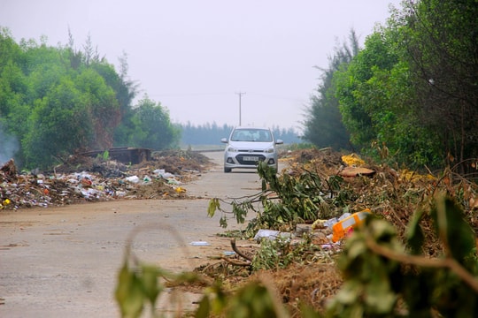 Nghệ An: Rác thải 'bủa vây' nhiều tuyến đường các xã ven biển