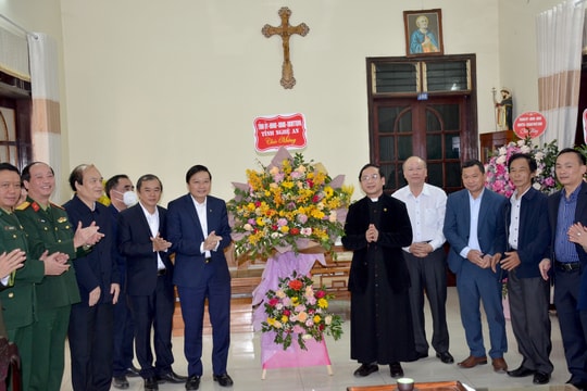 Phó Chủ tịch Thường trực UBND tỉnh chúc mừng Giáo hạt Cầu Rầm nhân dịp đón Giáng sinh