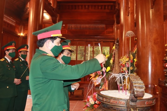 Bộ CHQS tỉnh Nghệ An dâng hương tại Khu Di tích Kim Liên và Nghĩa trang liệt sĩ thành phố