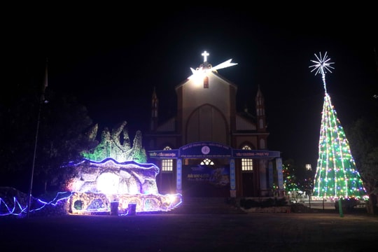 Độc đáo hang đá 3 tầng chào đón Giáng sinh ở Giáo xứ Trung Hòa 