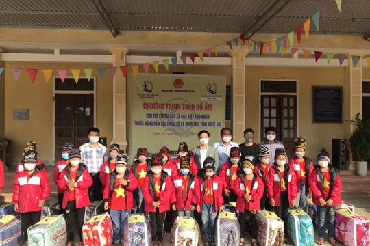 200 gói đồ ấm đến với trẻ em dân tộc miền núi Nghệ An