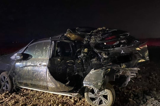 Giải cứu tài xế xe ô tô mắc kẹt trong cabin sau cú va chạm xe tải