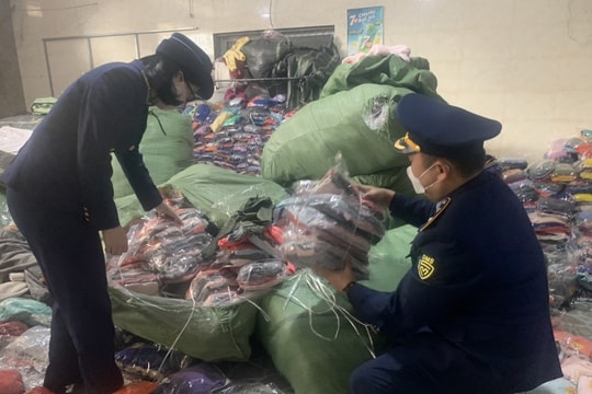Shop thời trang bị tịch thu hơn 1.000 bộ quần áo không rõ nguồn gốc