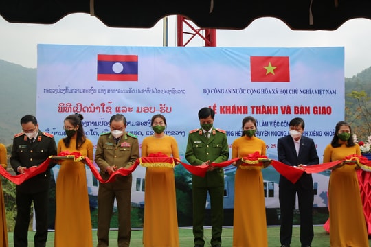Bàn giao trụ sở công an bản biên giới của nước CHDCND Lào