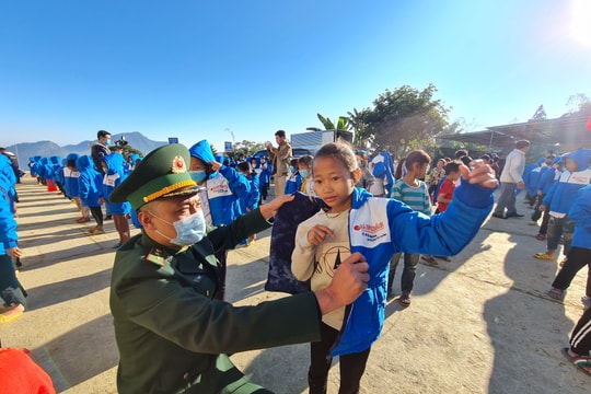 Chuyện về những 'bố nuôi' nơi miền biên viễn