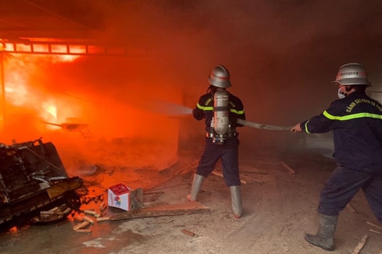 Cháy xưởng chế biến gỗ tại huyện Đô Lương