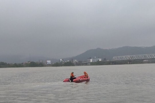 Tìm kiếm nam thanh niên nghi nhảy cầu Bến Thủy tự vẫn