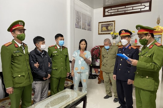 Nhân viên cây xăng bán hơn 1.000 hóa đơn khống