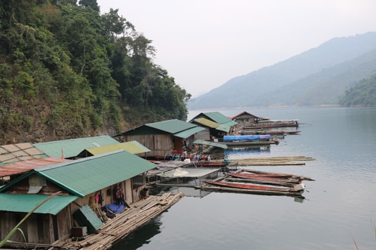 Hướng phát triển kinh tế từ nuôi cá lồng trên lòng hồ thủy điện ở huyện Tương Dương
