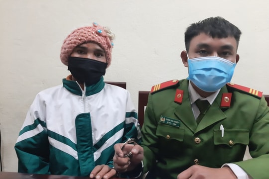 Bắt nữ công nhân về quê tránh dịch tàng trữ trái phép chất ma túy