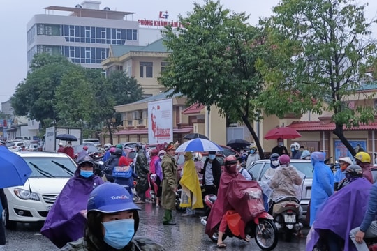 TP.Vinh: Tắc nghẽn giao thông tại các cổng trường trong ngày đầu tiên học sinh đi học trở lại 