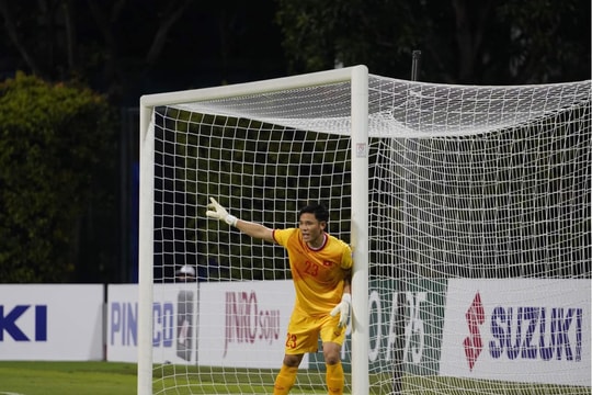 Thủ môn Nguyên Mạnh - điểm sáng trên đất Singapore