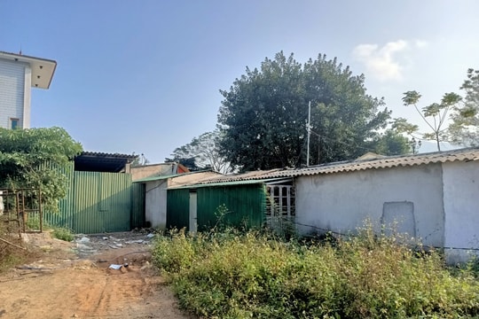 Quế Phong: Dự án Trung tâm thương mại 7 tầng 'biến' thành quầy, ốt nhếch nhác