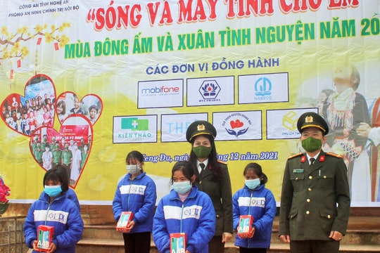 Trao hàng trăm suất quà cho học sinh và hộ nghèo huyện Kỳ Sơn