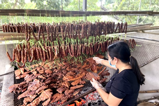 Đặc sản gác bếp miền Tây Nghệ đắt hàng dịp cận Tết