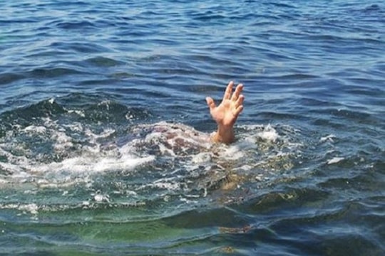 Rơi xuống ao cá trước nhà, bé trai 3 tuổi tử vong thương tâm