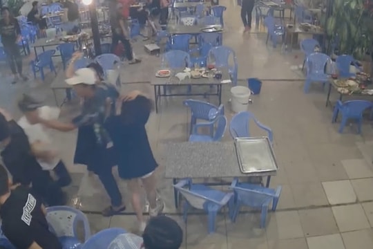 4 cô gái bị đánh ở quán nhậu vì không cho số điện thoại